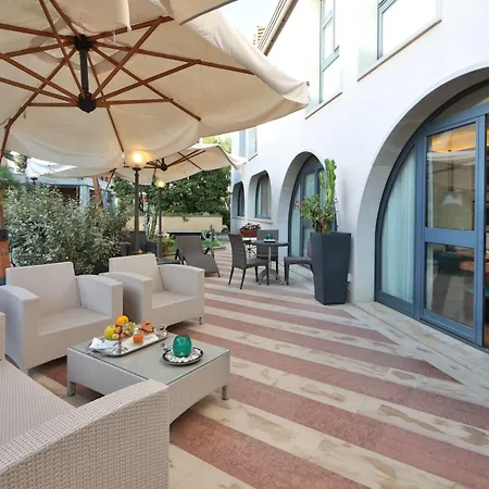 Отель Western Dei Cavalieri 4*